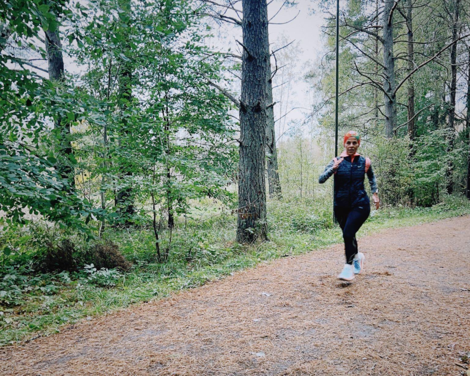 Isabel springer i skogen, fotografi.